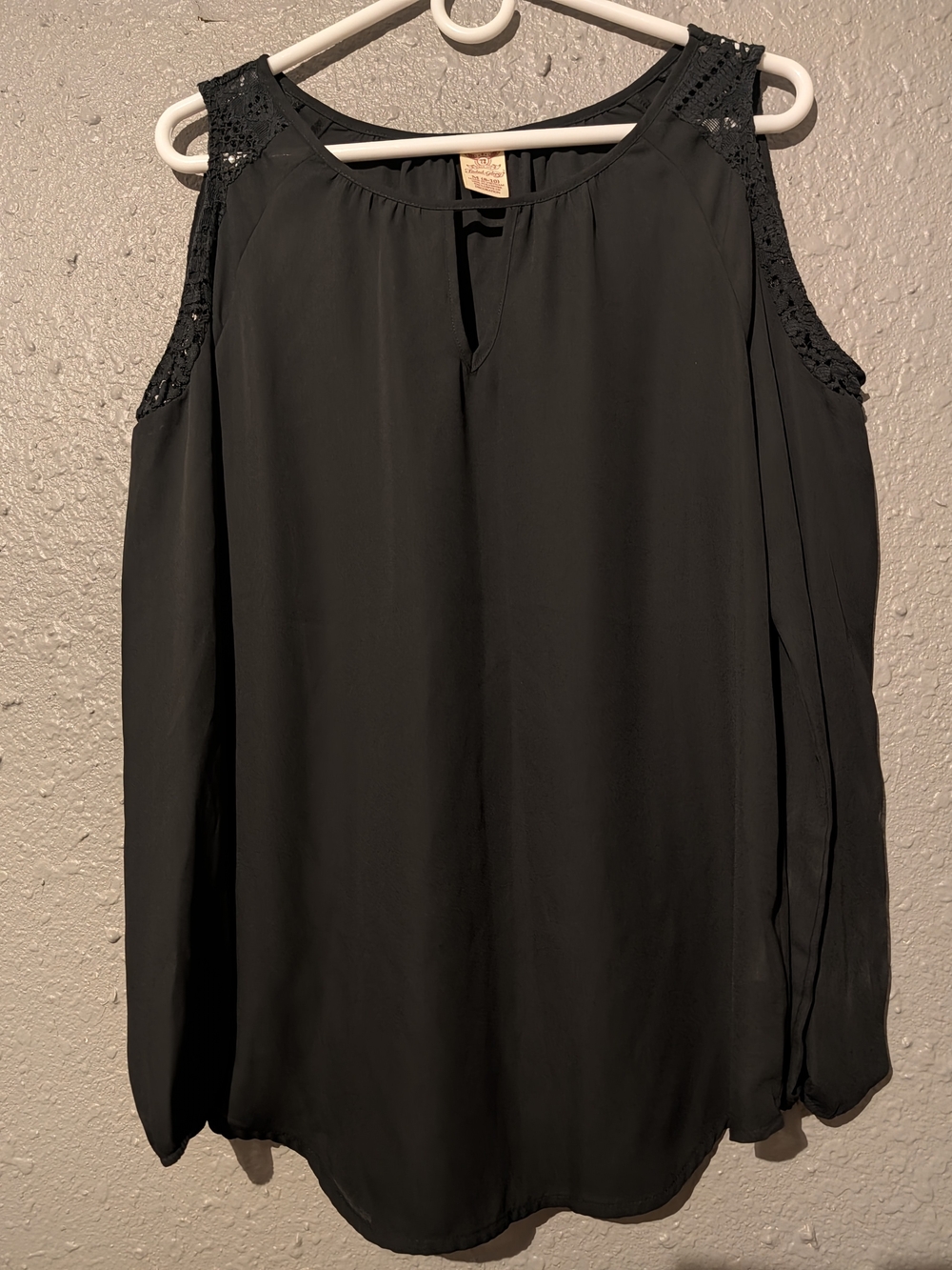 Sz M Black Cold-Shoulder Lace-Trim Blouse